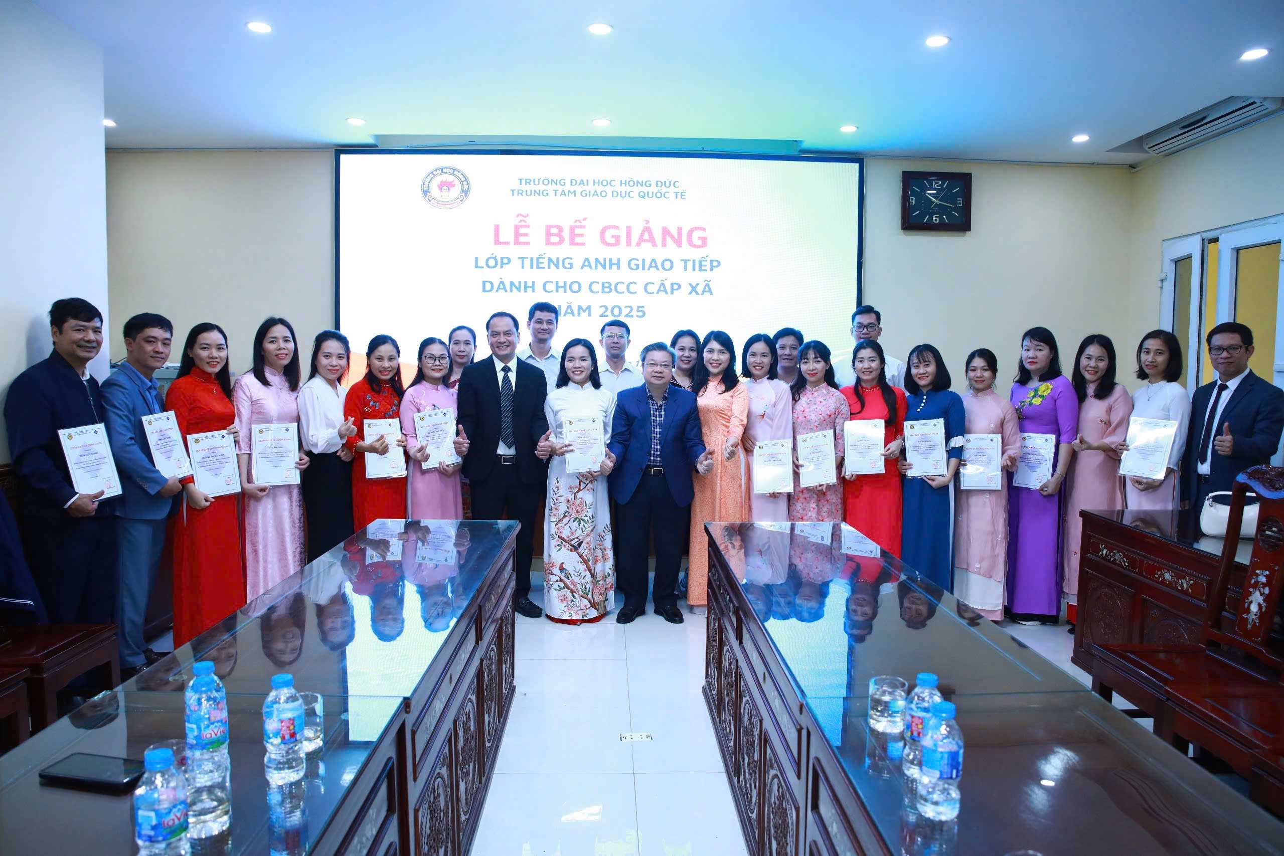 LỄ BẾ GIẢNG LỚP TIẾNG ANH GIAO TIẾP DÀNH CHO CBCC XÃ NÔNG CỐNG NĂM 2025